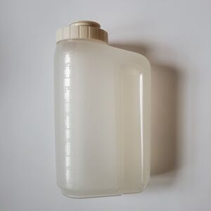 Rubbermaid Cream / Translucent Measuring Pitcher with Screw Lid